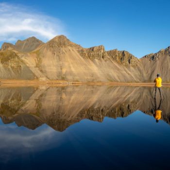 Miroir d'eau parfait au lever de soleil durant notre séjour photo en Islande © Orianne Lelarge
