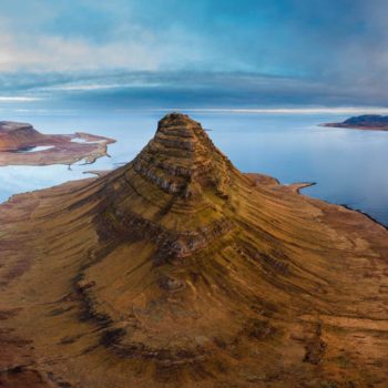 Image du lever de soleil sur la montagne kirkujfell depuis un drone © Jean Navarro