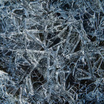 Image macro d'une flaque d'eau givrée lors de notre voyage photo en Islande © Orianne Lelarge