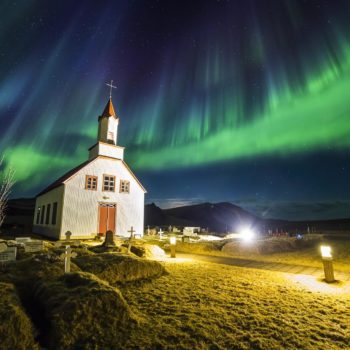 Eglise sous les aurores en Islande