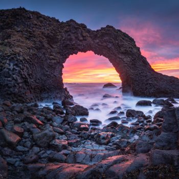 Arch volcanique au lever de soleil en Islande