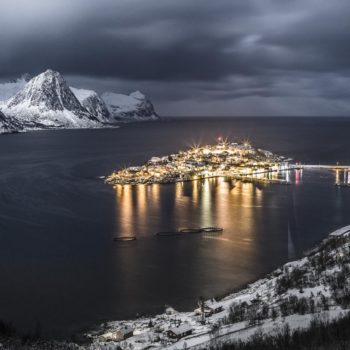 Ville d'Husoy en Norvège par un soir de pleine lune