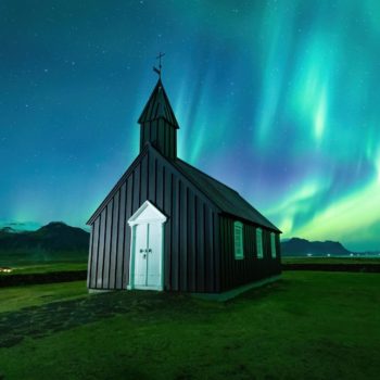 Aurore au dessus de l'église de Budir en Islande
