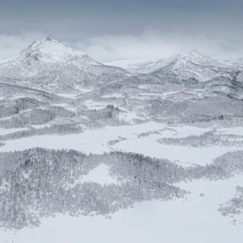 Vue aérienne par drone dans les iles Vesteralen après une tempête de neige
