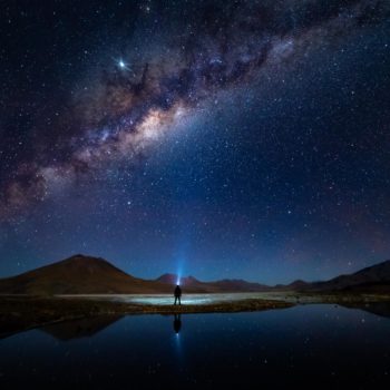 Voie lactée en au dessus d'un salar au Chili