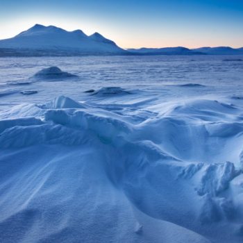 Photo d'un lac pris par la glace en Laponie suédoise prise lors d'un voyage Renardo & Puffinou. ©Marion Doco