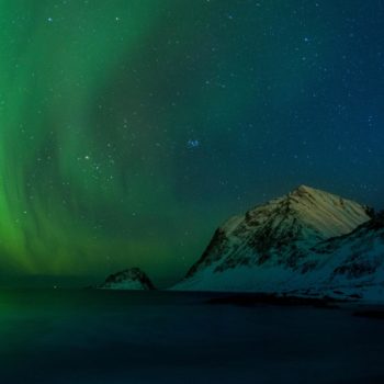 Aurore boréale lors d'une nuit froide dans les Lofoten en Norvege prise pendant un voyage photo Renardo & Puffinou. ©Marion Doco