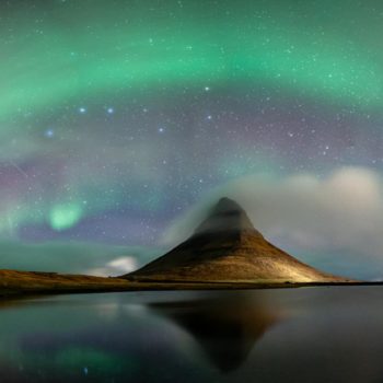 Image d'une aurore boréale au-dessus du Kirkujfell prise durant le voyage photo en Islande © Iohane Robert