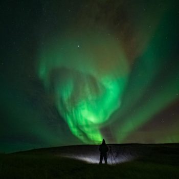 portrait d'une personne face à aurore boréal lors de notre séjour photo en Islande © Iohane Robert