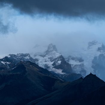 image de nuage enveloppant le sommet de montagne durant le voyage photo en Islande© Iohane Robert