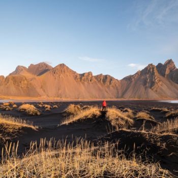 Photo d'une personne face à la montagne Vestrahorn réaliser lors du voyage photo en Islande © Iohane Robert