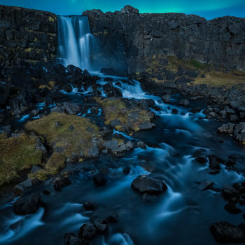 Aurore boréale et cascade en Islande