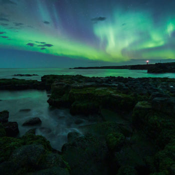 Phare et aurores boréales en Islande