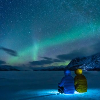 Spectacle de lumière depuis le lac de glace