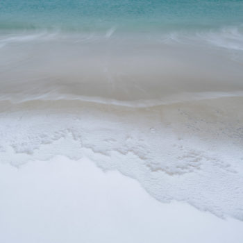 pose longue sur une plage des iles Lofoten recouverte de neige