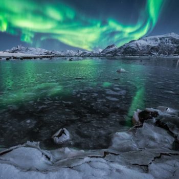 Aurore boréale dans les fjords des iles Vesteralen en hiver