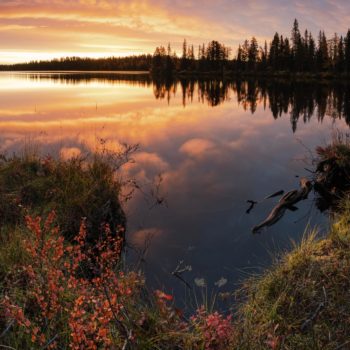 Lever de soleil sur un lac en Finlande