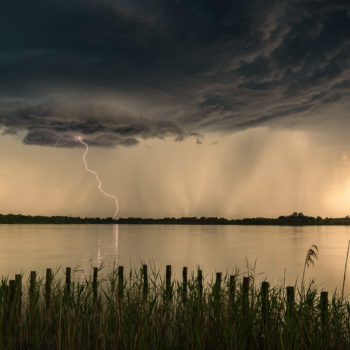 Foudre sous un orage supercellulaire près du lac d'Arjuzanx dans les Landes