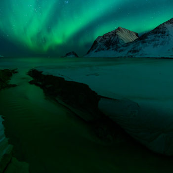 Aurores boréales sur une plage des Lofoten