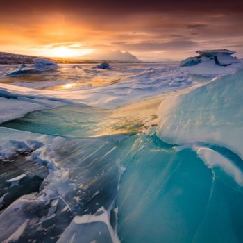 Coucher de soleil sur le lac Akkajaure en Hiver