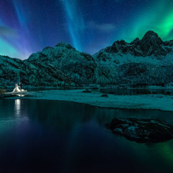 Mariés sous les aurores boreales dans les fjords
