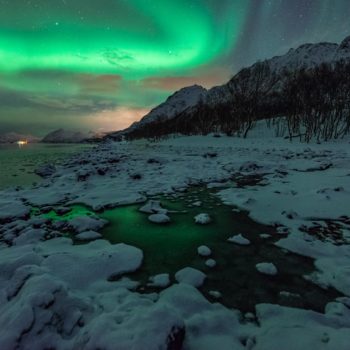 Aurore boréale dans un fjord des Vesteralen