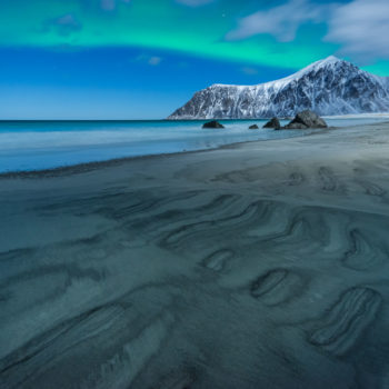 Aurore boréale depuis la plage de Flakstad