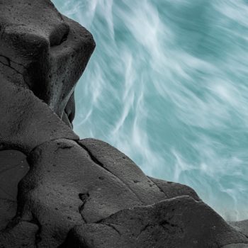 Vague et roche basaltique en Islande