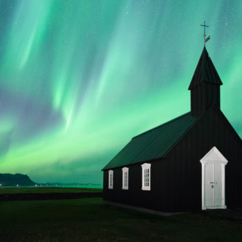 Eglise d'Islande sous les aurores boréales