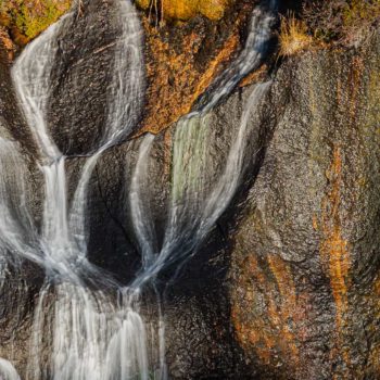 Cascade et roches basaltiques en Islande