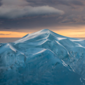 Iceberg dessinant une montagne en Islande