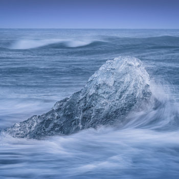 Iceberg dans les vagues en Islande