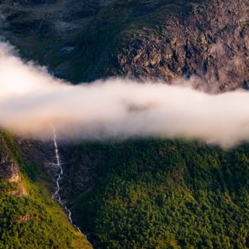 Cascade et nuage dans les fjors de Norvège