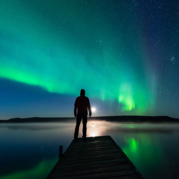 Lever de Lune sous les aurores en Laponie