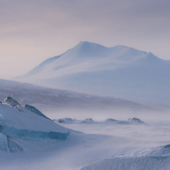 Blocs de glace sur un lac en laponie