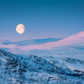 Lune au lever du soleil en Laponie