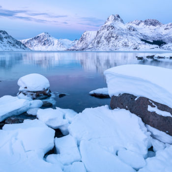 Fjord dans les îles lofoten en Norvège sous la neige pris lors du voyage photo Renardo & Puffinou. ©Karine Rault