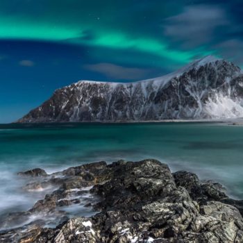 Plage de flakstad dans les îles lofotens sous les aurores boreales. ©Géraud Bonnet