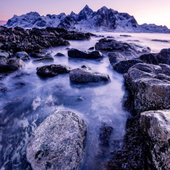 lage de Vareid dans les îles lofoten au coucher de soleil. ©Yannick Legodec