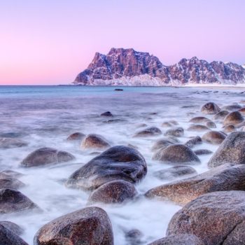 Plage d'utakleiv au coucher de soleil dans les îles lofoten. Virgile Werts