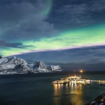 Aurore au dessus du village d'Husoy en Norvège