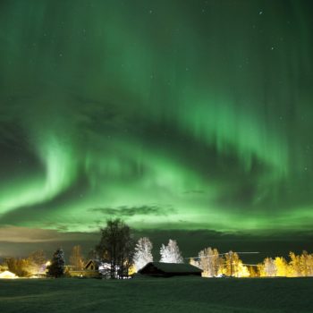 aurore boréale au dessus d'un village en Laponie finlandaise ©Laure Daviaux