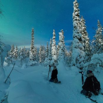 Photographes en train de prendre en photo une aurore boréale en Finlande lors du voyage photo Laponie ©Jean Navarro