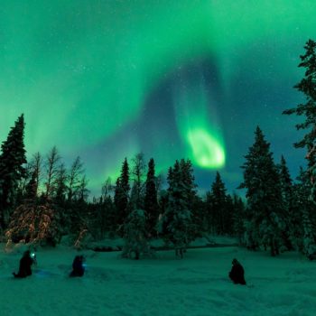 Photographes en train de prendre en photo une aurore boréale en Finlande lors du voyage photo Laponie ©Jean Navarro