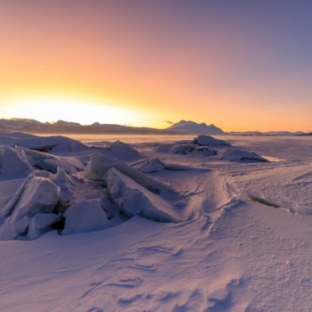 Coucher de soleil depuis un lac de glace en Suède pris depuis le voyage photo Laponie Renard & Puffinou. ©Jean Navarro