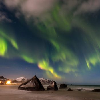 Aurore boréale prise depuis une plage des iles Lofoten en Norvège lors d'un voyahe photo Renardo & Puffinou. ©Jean Navarro