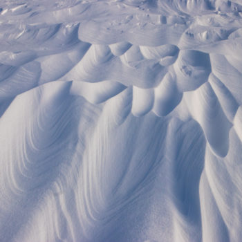 texture dans la neige sculpté par le vent sur le lac Akkajaure en Suède ©Jean Navarro