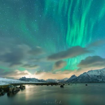Aurore boréale au dessus d'une fjord pendant notre voyage photo en laponie © Cécile Villevieille