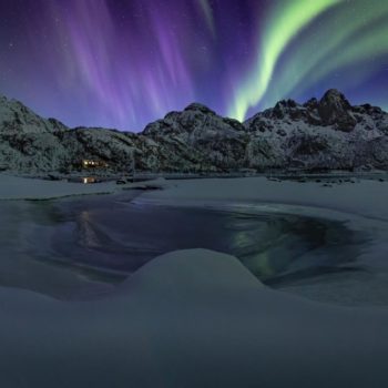 Aurore boréale dans un fjord des îles Vesteralen en Norvège