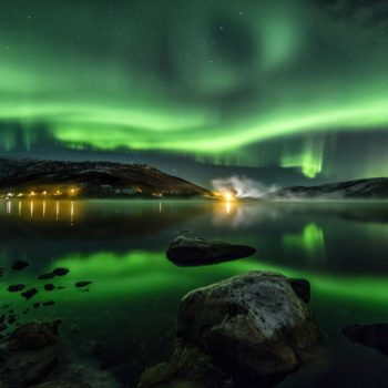 Aurore boréale dans un fjord des îles Senja en Norvège